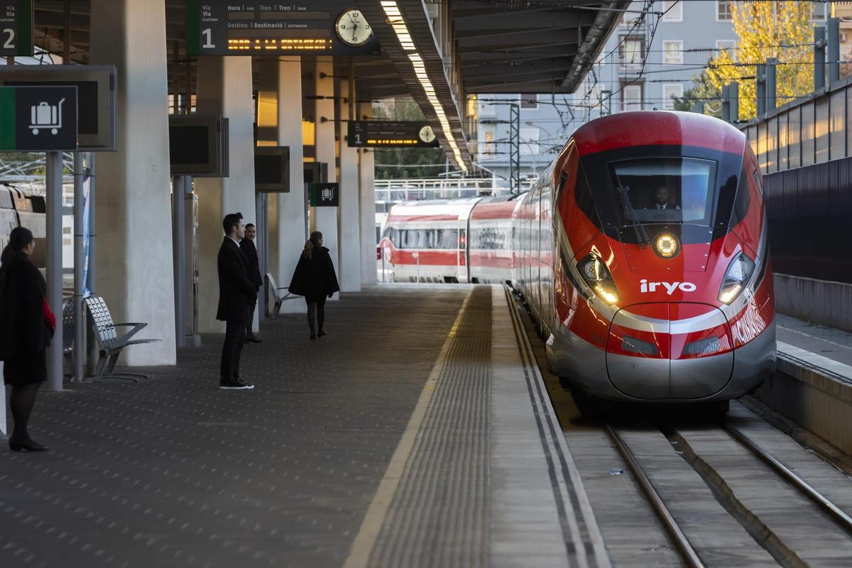Un tren Iryo entra en la estación de Valencia.