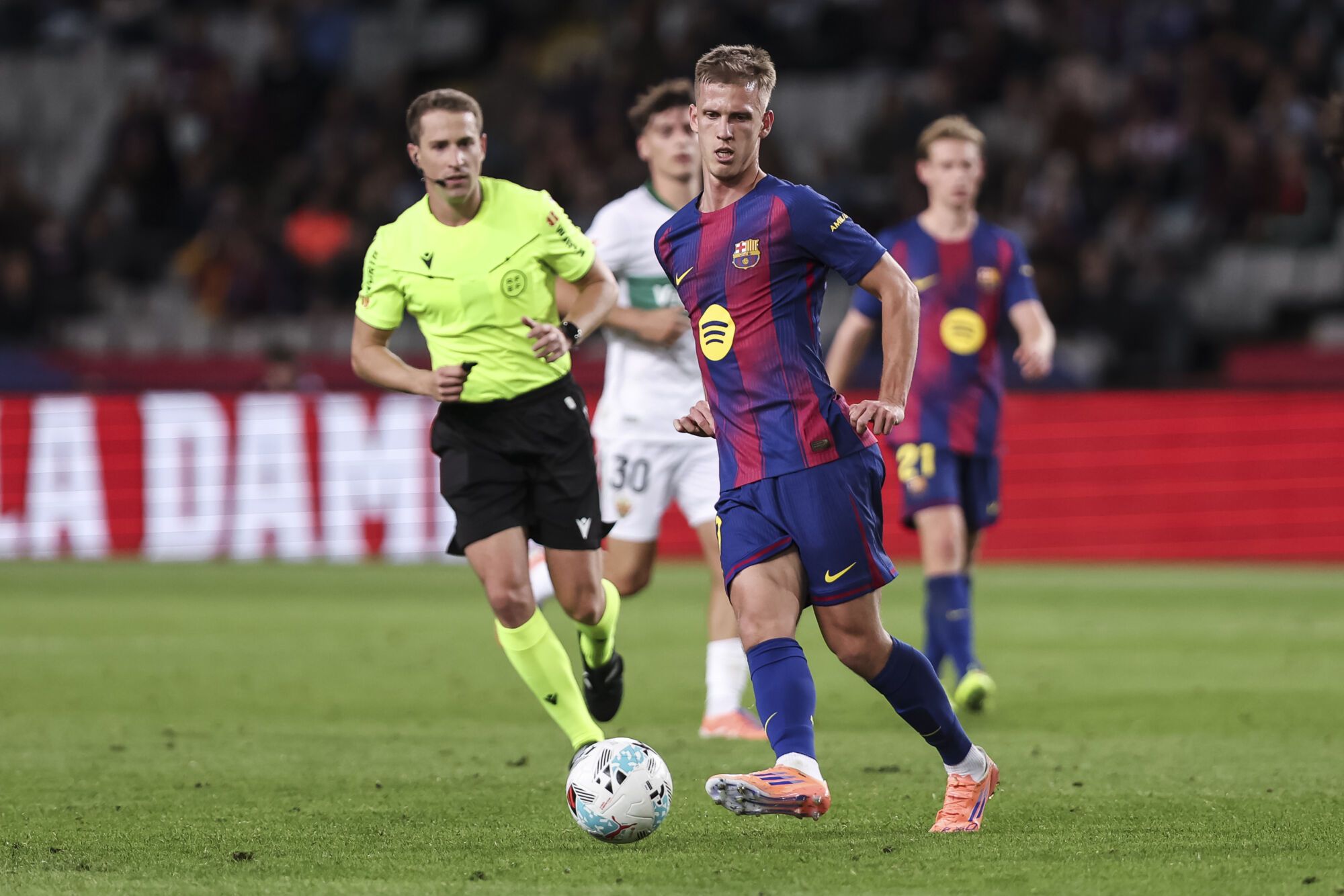 Dani Olmo del FC Barcelona en acción durante la liga española, La Liga EA Sports, partido de fútbol disputado entre el FC Barcelona y Elche CF en el Estadi Olimpic Lluis Companys el 2 de noviembre de 2025 en Barcelona, ​​España. AFP7 11/02/2025 SÓLO PARA USO EN ESPAÑA. Javier Borrego / AFP7 / Europa Press;2025;SPORT;ZSPORT;SOCCER;ZSOCCER;FC Barcelona v Elche CF - La Liga EA Sports;