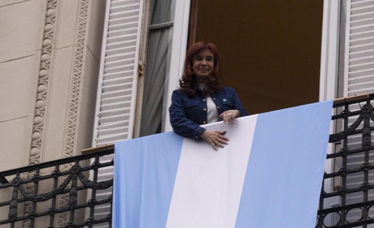 Cristina Kirchner se sienta otra vez en el banquillo de los acusados por una megacausa de corrupción
