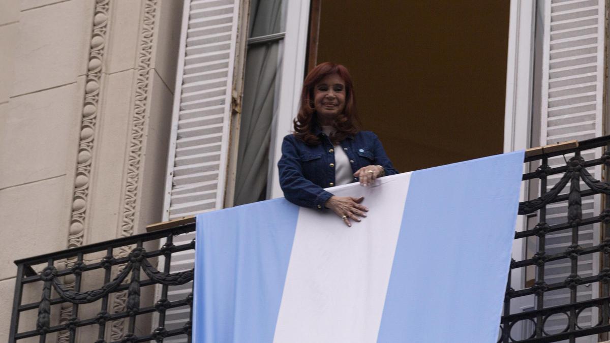 Cristina Kirchner se sienta otra vez en el banquillo de los acusados por una megacausa de corrupción