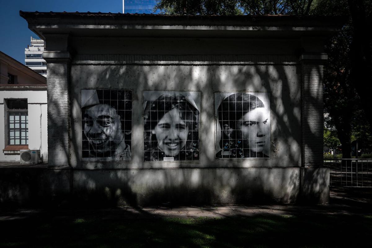 33 Mosaico de rostros en el antiguo centro de detención de la ESMA. AME6742. BUENOS AIRES (ARGENTINA), 18/02/2021.- Fotografía de un mosaico con rostros de personas, en el ex centro clandestino de detención de la ESMA hoy, en Buenos Aires (Argentina).