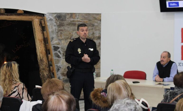 ROBOS ASTURIAS | Alerta Navidad: «Si dudáis, si algo no encaja, llamadnos», avisa la Policía Nacional, que busca evitar timos y estafas