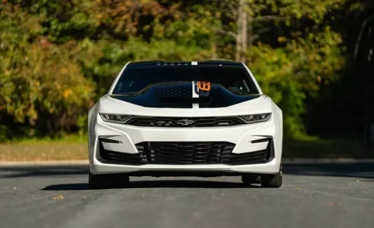 Este Chevrolet Camaro es tan potente como un Veyron, pero cuesta lo que sus neumáticos