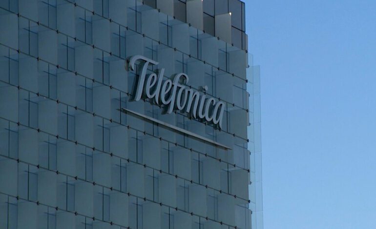 Telefónica se desploma en bolsa tras rebajar a la mitad su dividendo