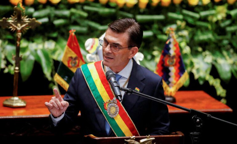 Bolivia: Rodrigo Paz asume la presidencia con "capitalismo popular" y hereda crisis de dólares y combustibles