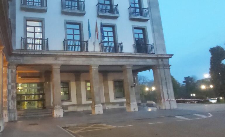 El plan de ahorro energético en las sedes regionales de Oviedo aborda su última actuación