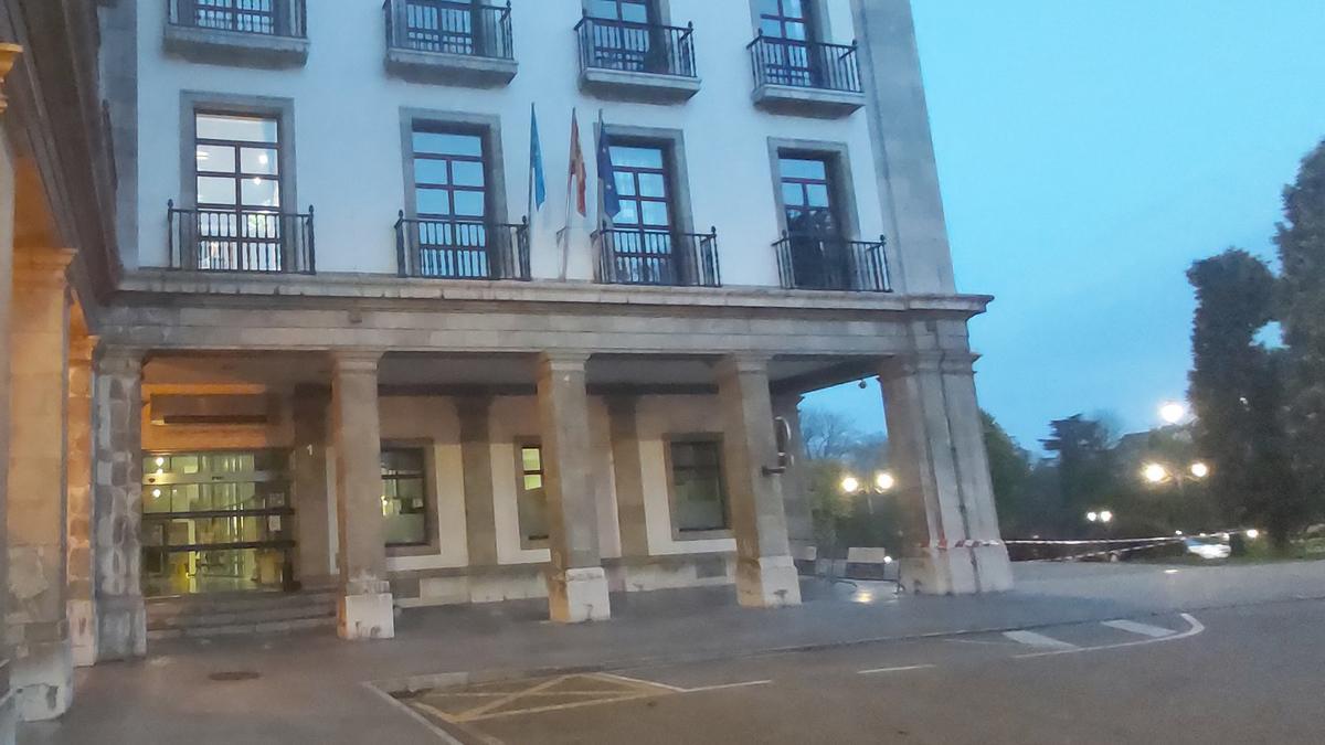 El plan de ahorro energético en las sedes regionales de Oviedo aborda su última actuación