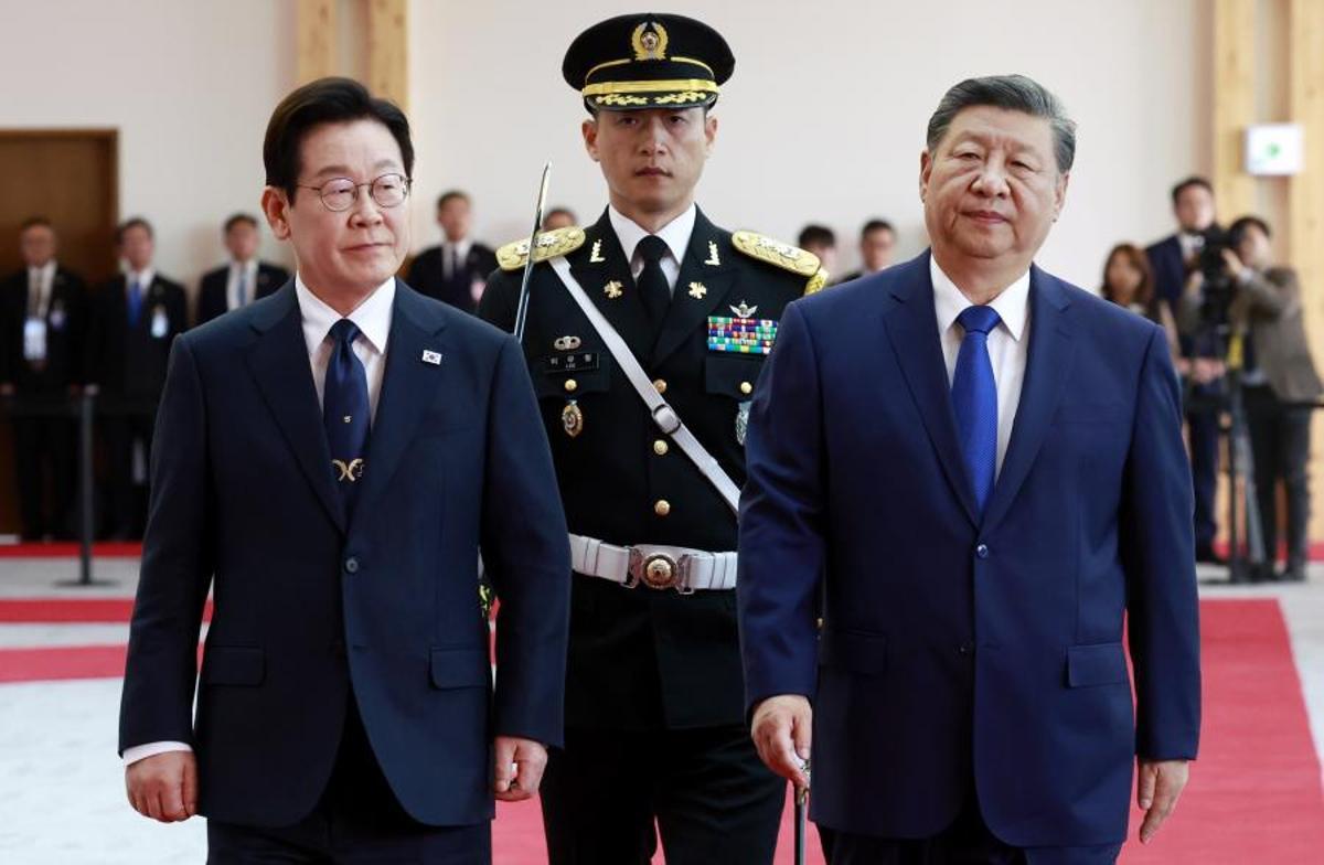 El presidente surcoreano, Lee Jae Myung, y el presidente chino, Xi Jingping, pasan revista a la guardia de honor durante una ceremonia de bienvenida antes de sus conversaciones en el Museo Nacional de Gyeongju.