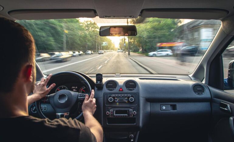 SANCIONES DGT | La Guardia Civil revisa las guanteras de los conductores: multas que van de los 601 a los 3.005 euros