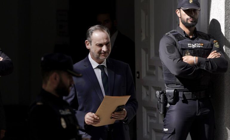 PELOTAZO DE LAS MASCARILLAS | El Gobierno asume con tranquilidad un intento de Ábalos de tirar de la manta: “No tenemos nada que esconder”