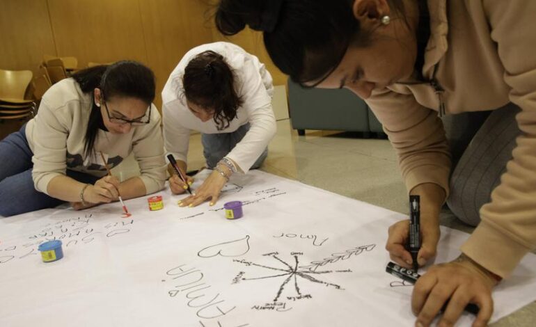 Un mural efímero celebra los 600 años del pueblo gitano en Gijón “es una manera de visibilizar lo que hemos aportado a la sociedad y de expresar cómo nos sentimos”