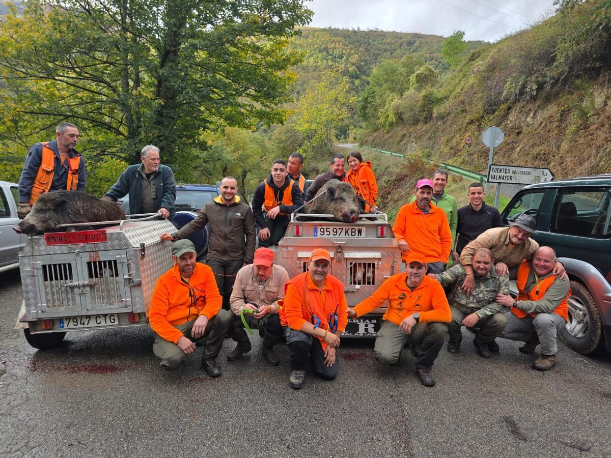 La pandilla con dos jabalíes asesinados.