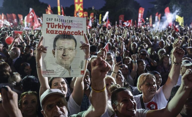 Turquía ordena la detención de seis periodistas por «ayudar» a la supuesta «organización criminal» del procesado alcalde de Estambul