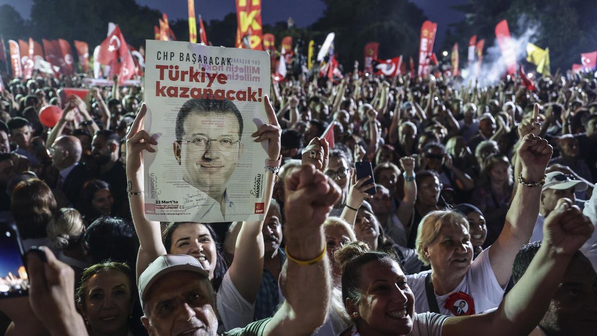 Turquía ordena la detención de seis periodistas por «ayudar» a la supuesta «organización criminal» del procesado alcalde de Estambul