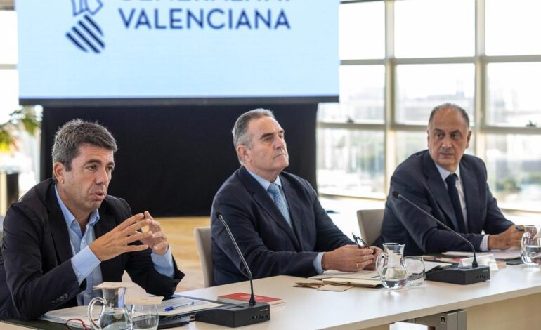 MAZÓN ALICANTE | Con retraso, barreras abiertas, rostro serio y gran expectación en Alicante: así ha llegado Mazón al primer Pleno del Gobierno valenciano tras su dimisión