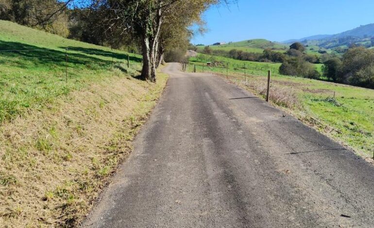 Trabajos de desbroce y limpieza de pueblos en el Valle Oscuru y San Roque, en Llanes