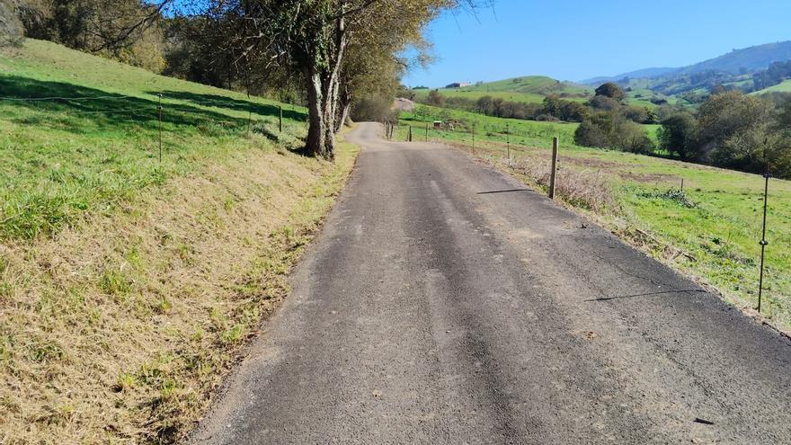 Trabajos de desbroce y limpieza de pueblos en el Valle Oscuru y San Roque, en Llanes
