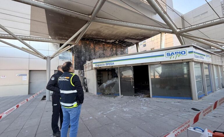 INCENDIO CARTAGENA | Los expertos de la Policía, sobre la terraza del hospital de Cartagena en la que se originó el incendio: «Aquí fumaba todo el mundo»