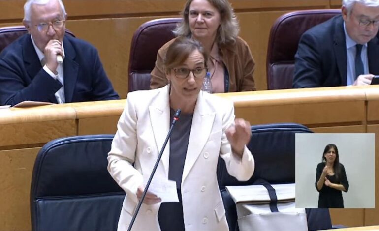 Javier Arenas, pillado usando un váper en el Senado durante el Pleno