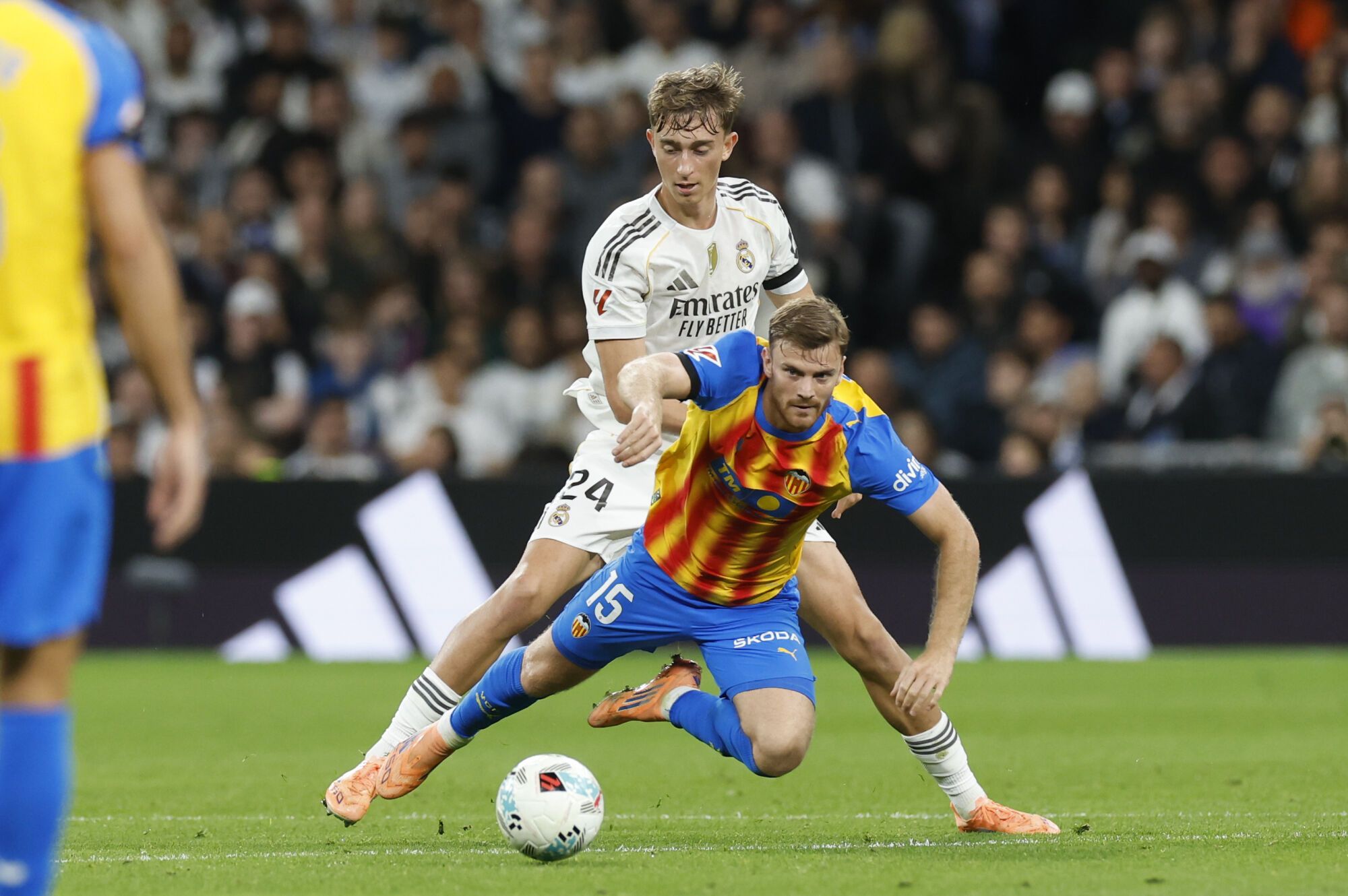 MADRID, 11/01/2025.- Dean Huijsen (i), defensor del Real Madrid, pelea con Lucas Beltrán, de Valencia, durante la jornada 11 de LaLiga que disputan este sábado Real Madrid y Valencia CF en el estadio Santiago Bernabéu. EFE/Javier Lizón