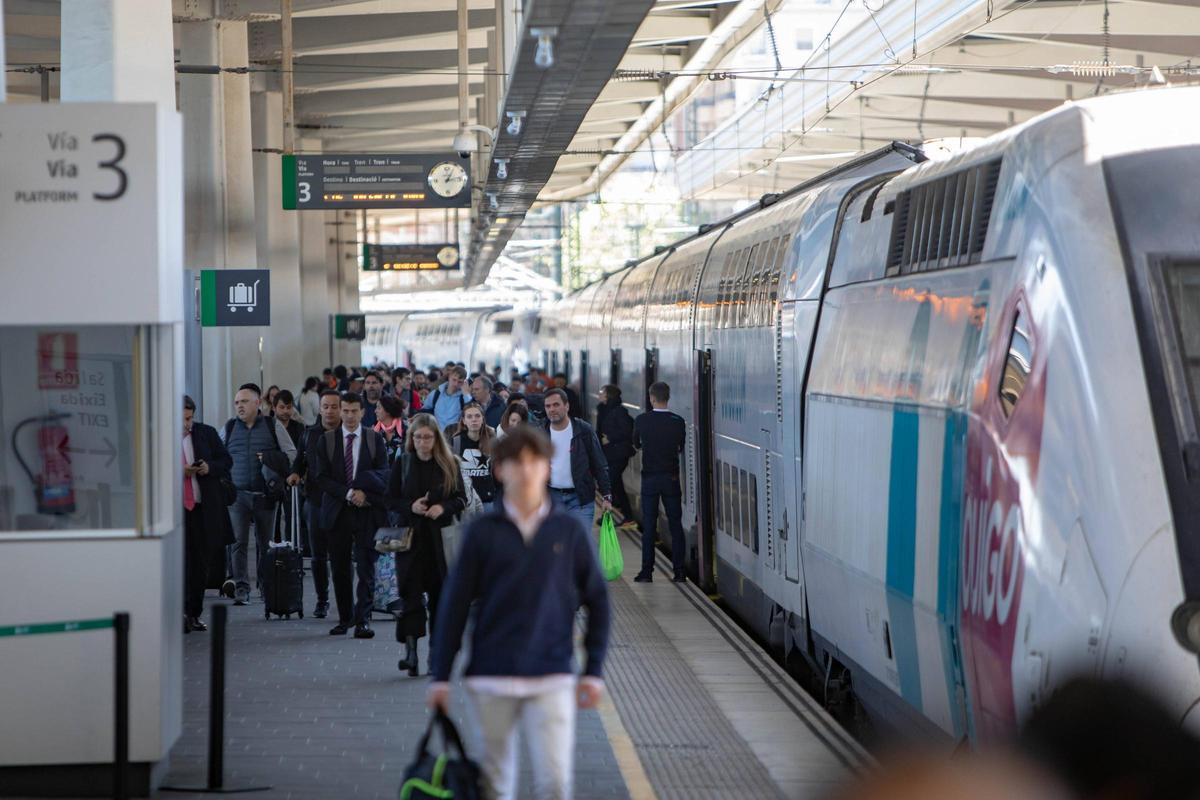 Llegada de un tren procedente de Ouigo a la estación Joaquín Sorolla.