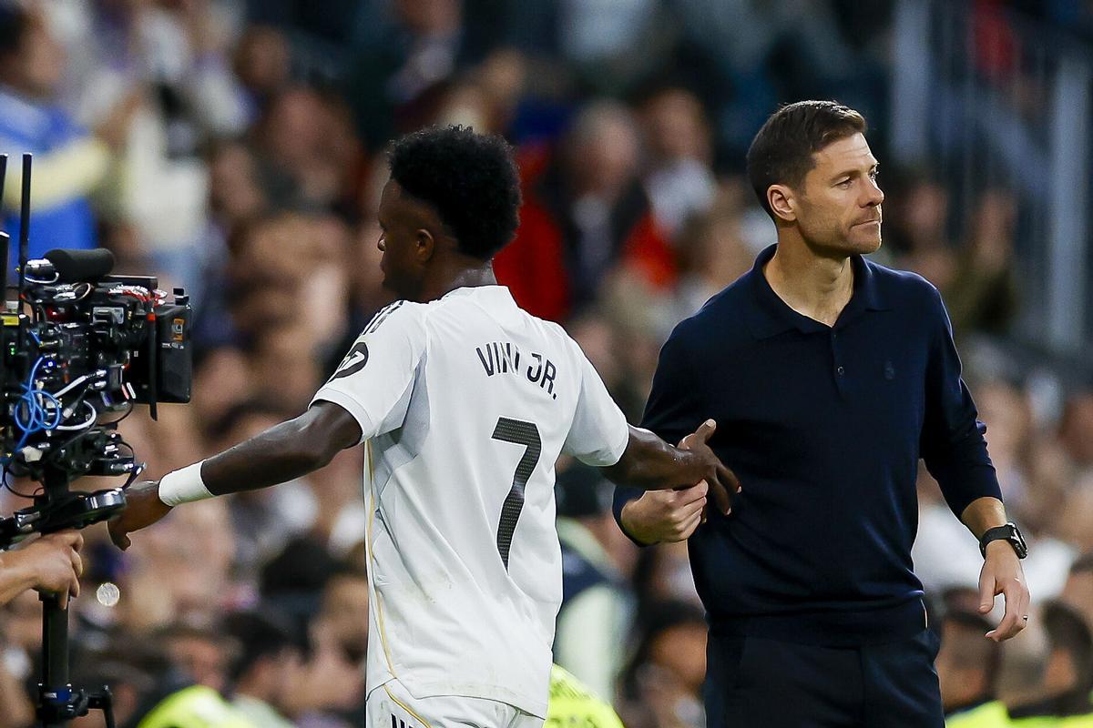 Vinícius y Xabi Alonso, tras el cambio del brasileño al Real Madrid-Valencia.