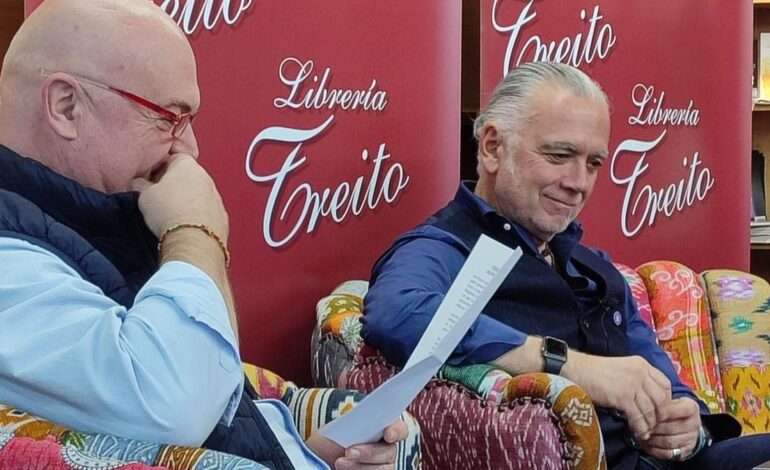 LITERATURA CANGAS DEL NARCEA | El paso (divertido y cercano) del escritor Juan Ramón Lucas por Cangas del Narcea