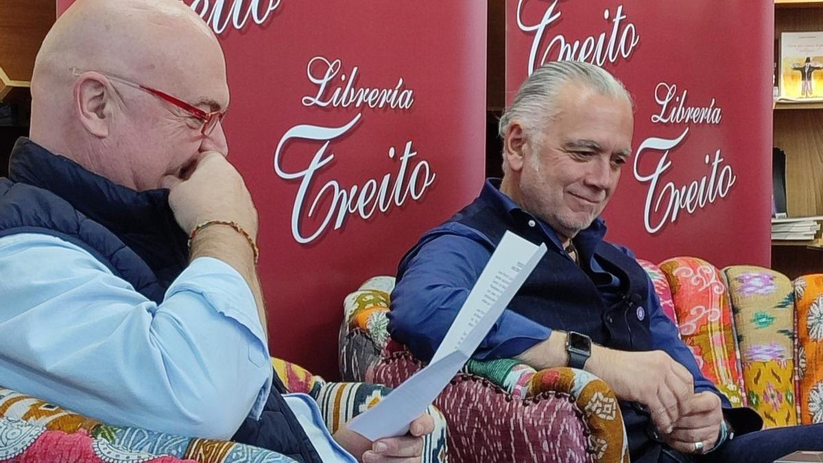 LITERATURA CANGAS DEL NARCEA | El paso (divertido y cercano) del escritor Juan Ramón Lucas por Cangas del Narcea