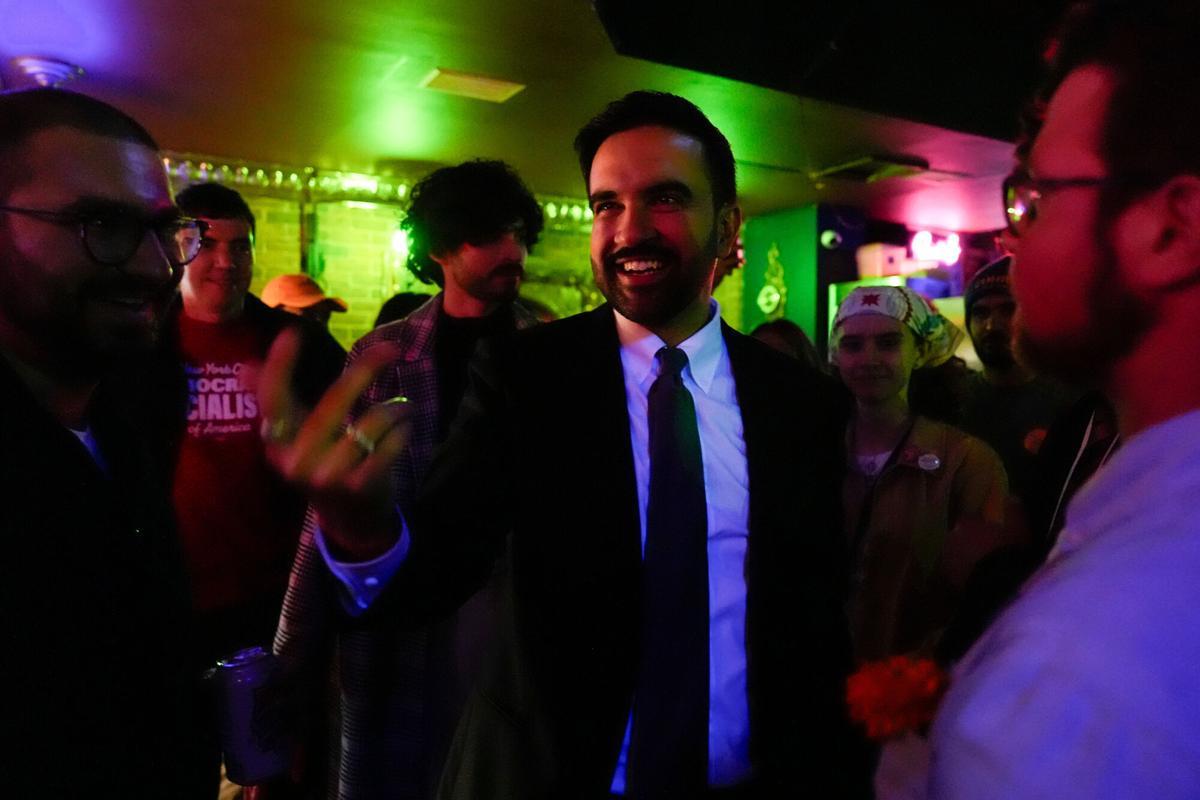 Zohran Mamdani saluda a sus asesores y seguidores en una fiesta que celebra su victoria en las elecciones a la alcaldía de Nueva York.