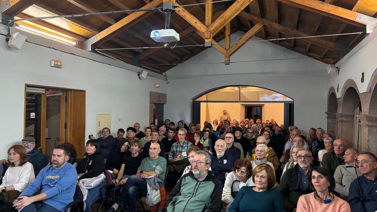 Lleno total para inaugurar las XXXIII Jornadas de Montaña del Grupo Montañero Moscón, que se prolongan hasta el día 28 en Grado