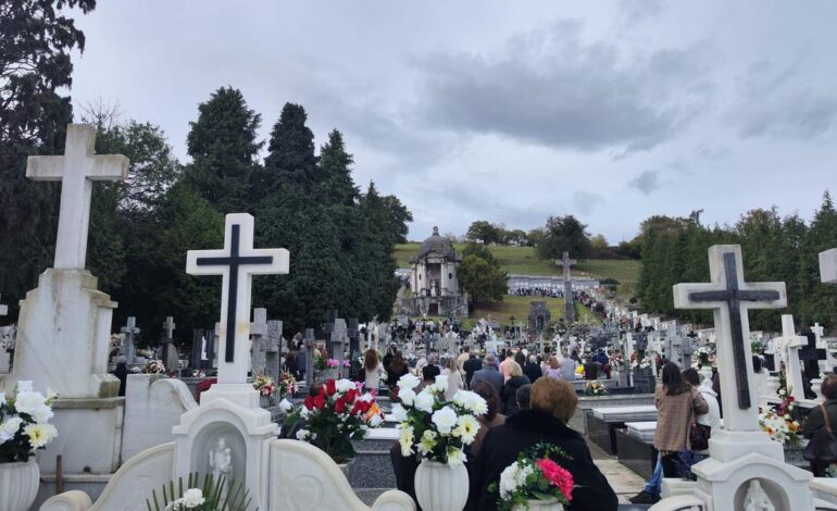 las imágenes de Todos los Santos, día de recuerdo, flores y reunión de familias en el camposanto