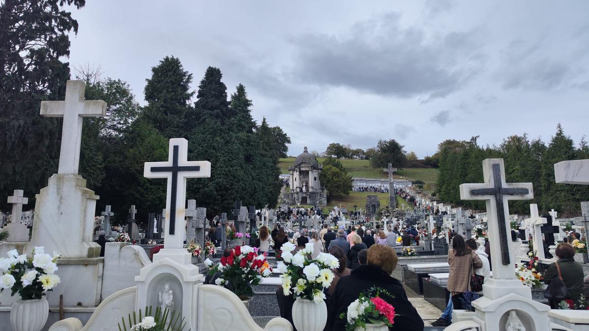 las imágenes de Todos los Santos, día de recuerdo, flores y reunión de familias en el camposanto