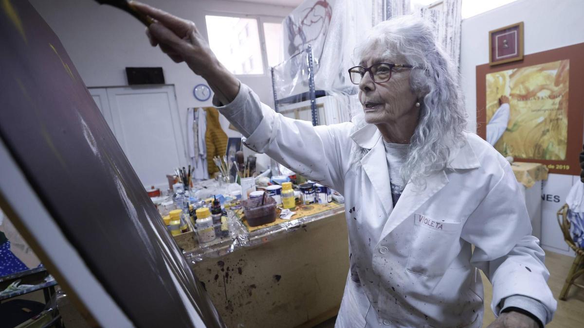 Marga Sancho, la artista que busca «la magia del arte» desde este joven barrio de Oviedo