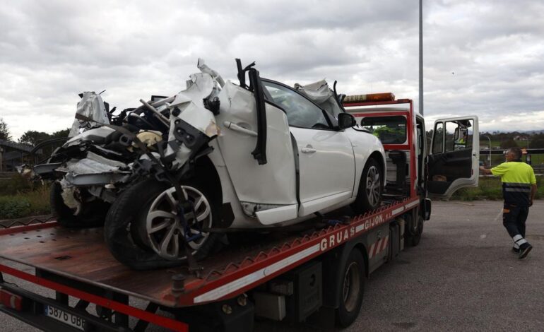 Muy graves las dos víctimas del brutal choque en la «Y» entre un coche y un camión que bloqueó el tráfico durante horas y causó retenciones de más de cuatro kilómetros