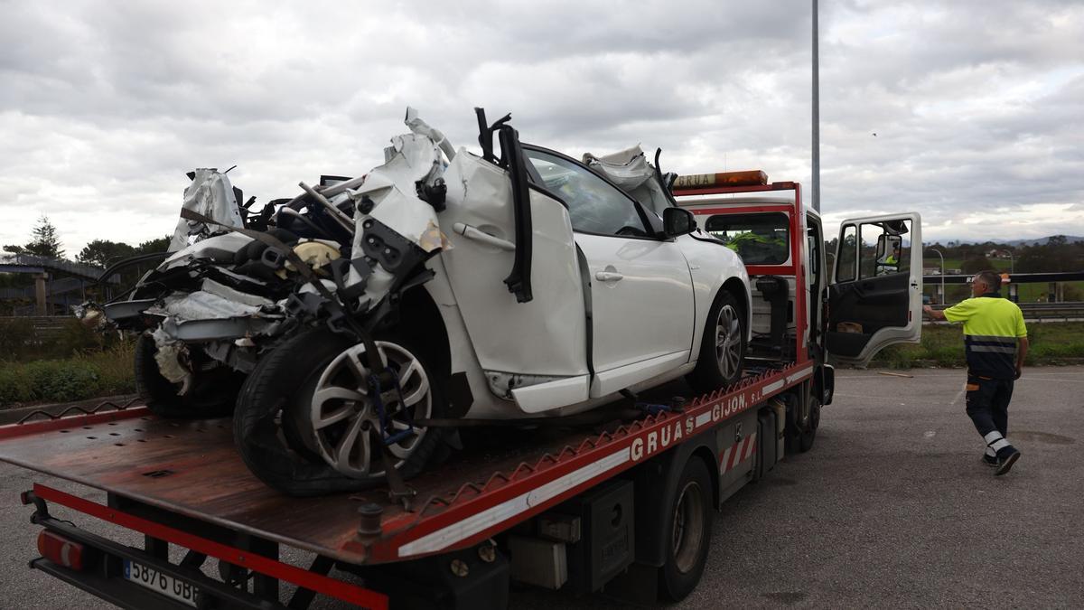Muy graves las dos víctimas del brutal choque en la «Y» entre un coche y un camión que bloqueó el tráfico durante horas y causó retenciones de más de cuatro kilómetros
