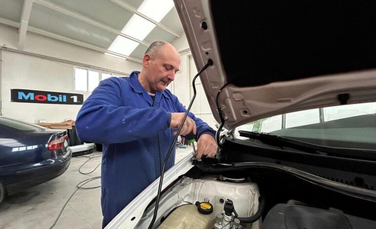 El nuevo taller mecánico de un pueblo de Salas que tiene la agenda colapsada: «Estoy saturado»