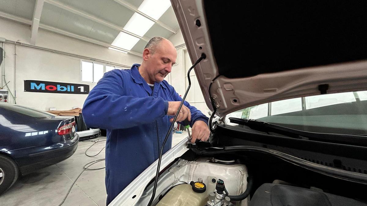 El nuevo taller mecánico de un pueblo de Salas que tiene la agenda colapsada: «Estoy saturado»