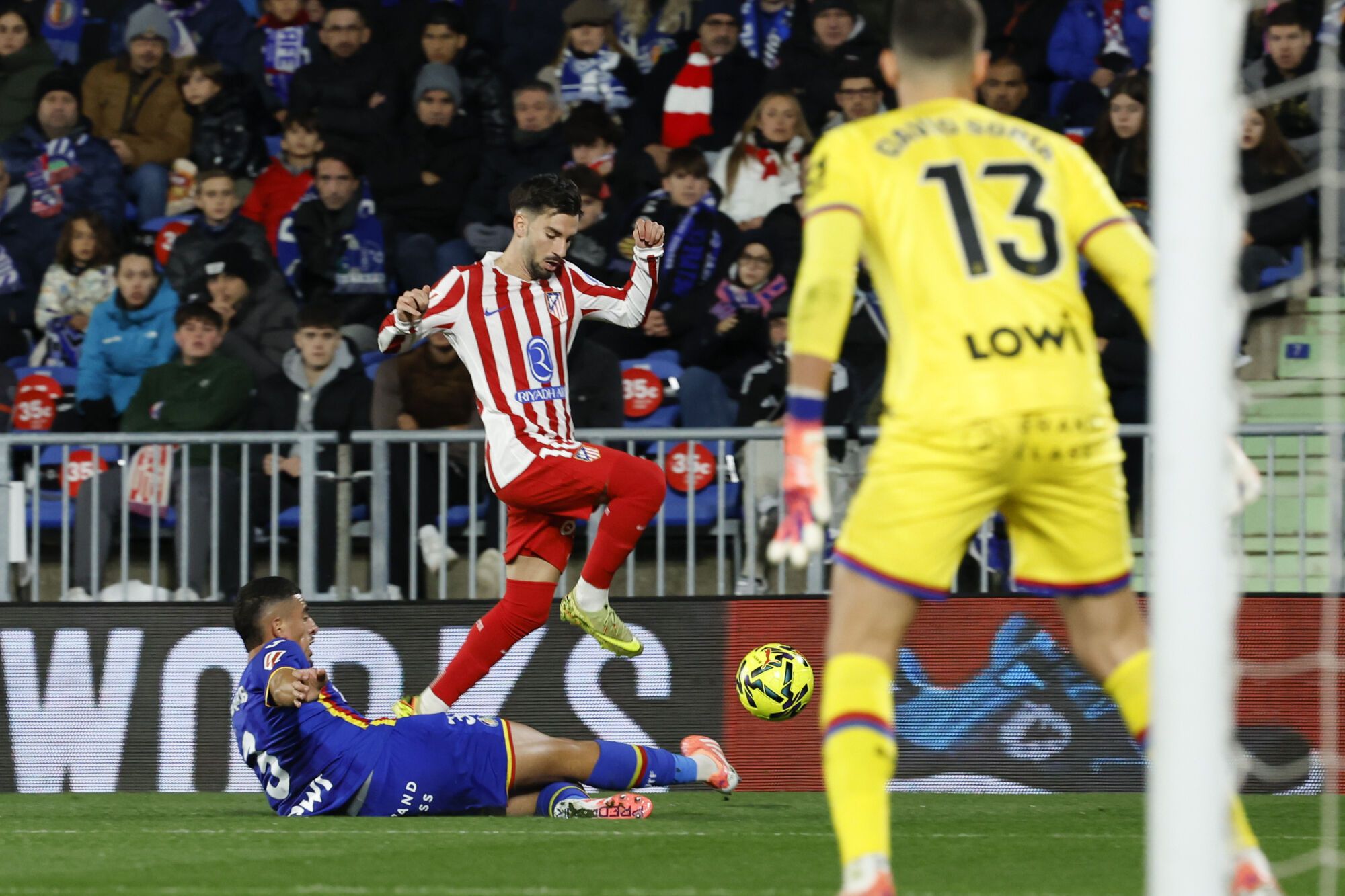 Abdelkabir Abqar (l), defensor del Getafe, pelea con el italiano Matteo Ruggeri (c), del Atlético de Madrid, durante el partido de la jornada 13 de LaLiga entre el Getafe CF y el Atlético de Madrid en el Coliseum de Getafe. EFE/JJ Guillén. (Getafe) (Atlético de Madrid)
