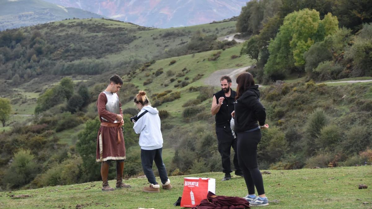 La banda asturiana Argion estrena «Junto a mí», un videoclip con sello cangués que explora la relación con las mascotas