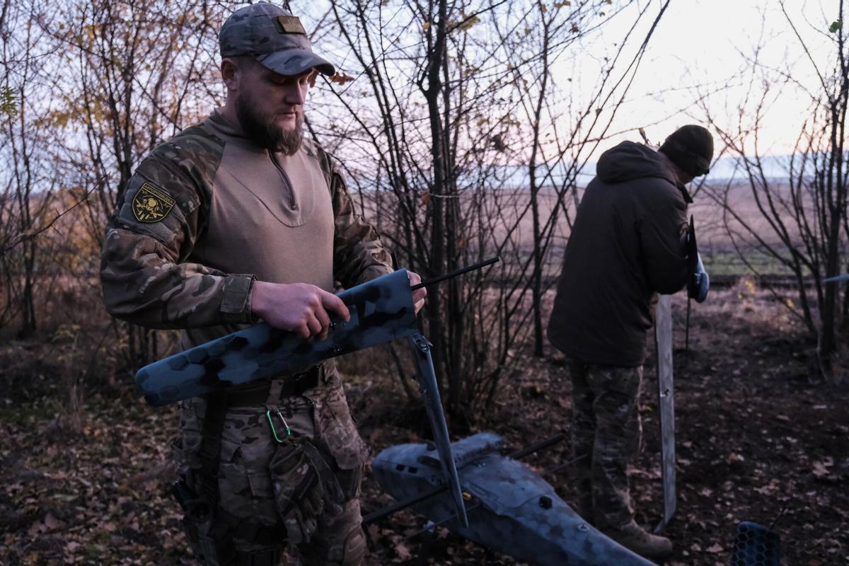 El Pilos ucraniano prepara un dron para llevar a cabo un ataque aéreo contra las tropas rusas que tienen sitiada la ciudad de Pokrovsk.