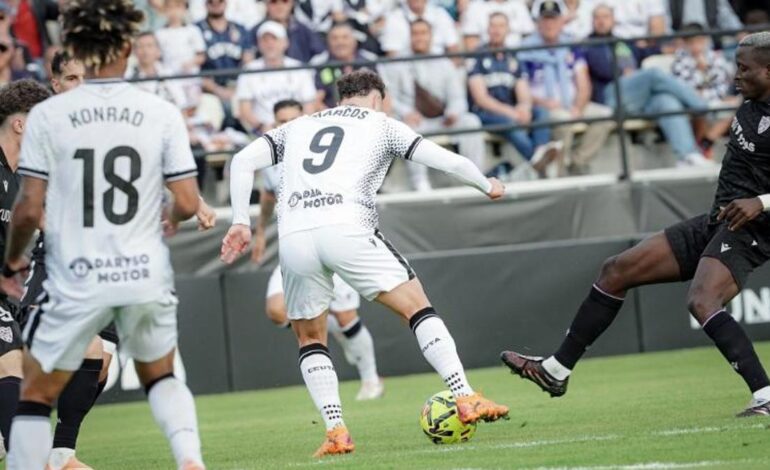 MUERTE ESPECTADOR | Suspendido en el descanso el Ceuta-Almería por el fallecimiento de un espectador