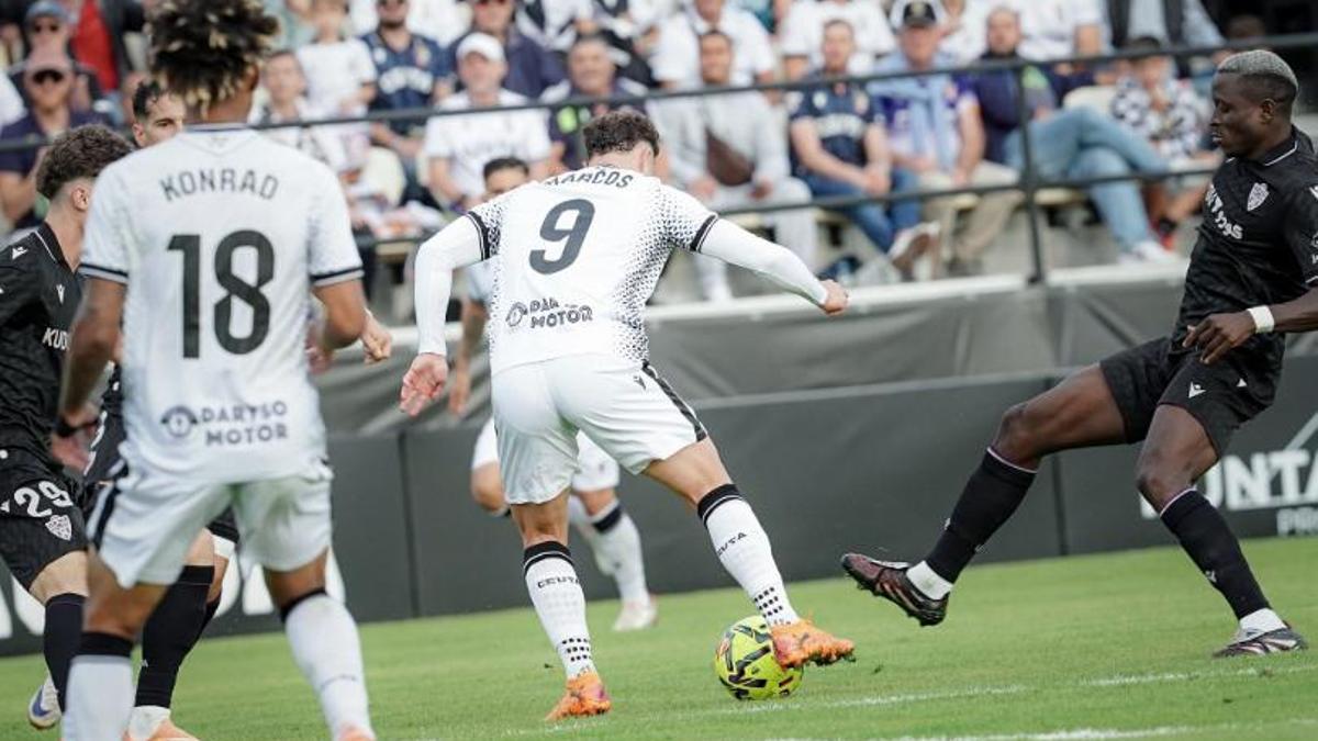 MUERTE ESPECTADOR | Suspendido en el descanso el Ceuta-Almería por el fallecimiento de un espectador