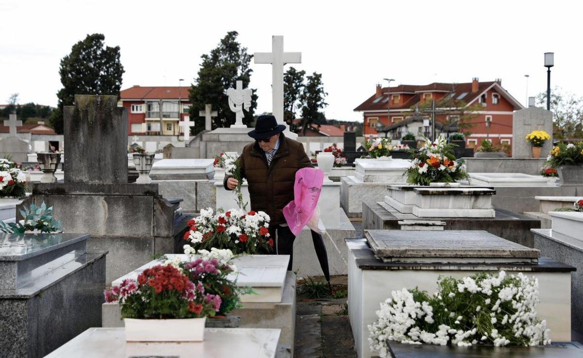 Luis Antonio Rodríguez, 93 años, depositando flores en la tumba de su madre, ayer, en La Carriona.