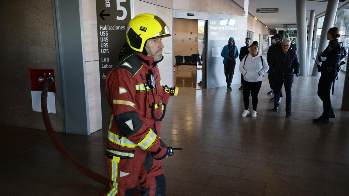 INCENDIO CARTAGENA | Un incendio controlado en media hora: así frenaron los bomberos de Cartagena las llamas en el hospital Santa Lucía