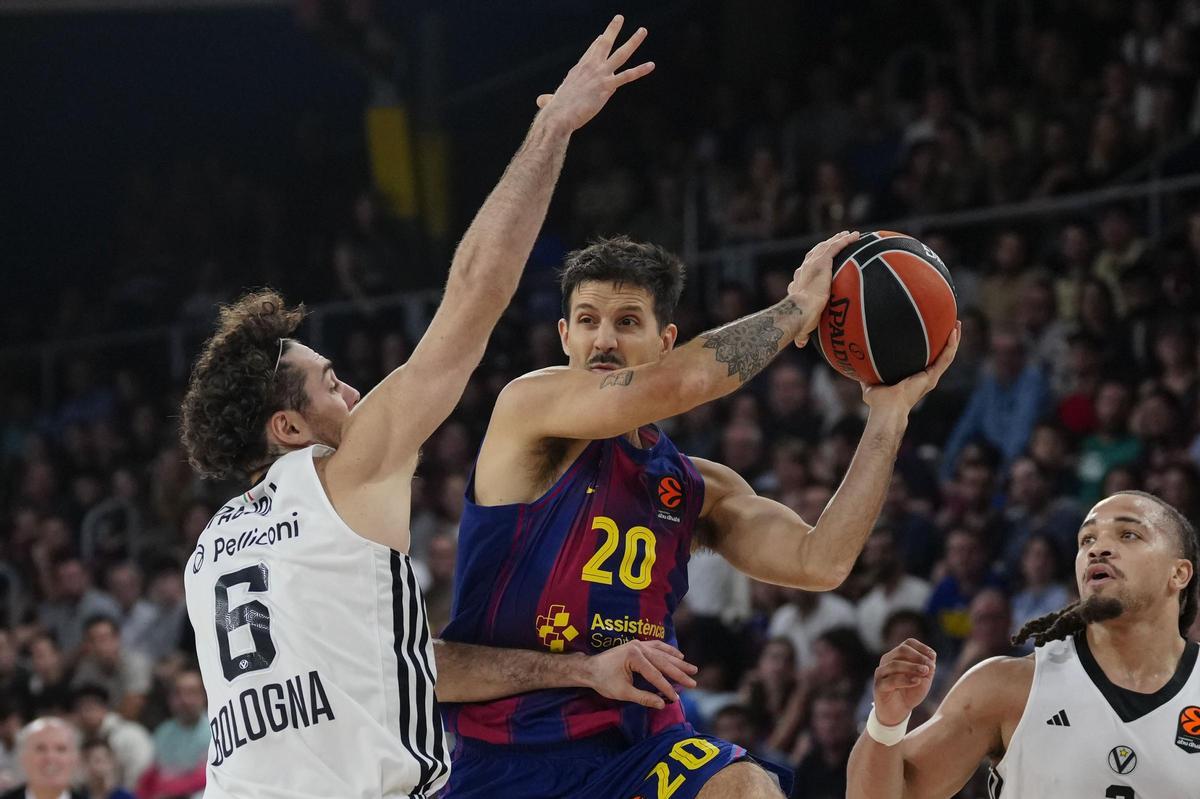 Nico Lapovittola intenta avanzar contra la defensa de la Virtus de Bolonia.