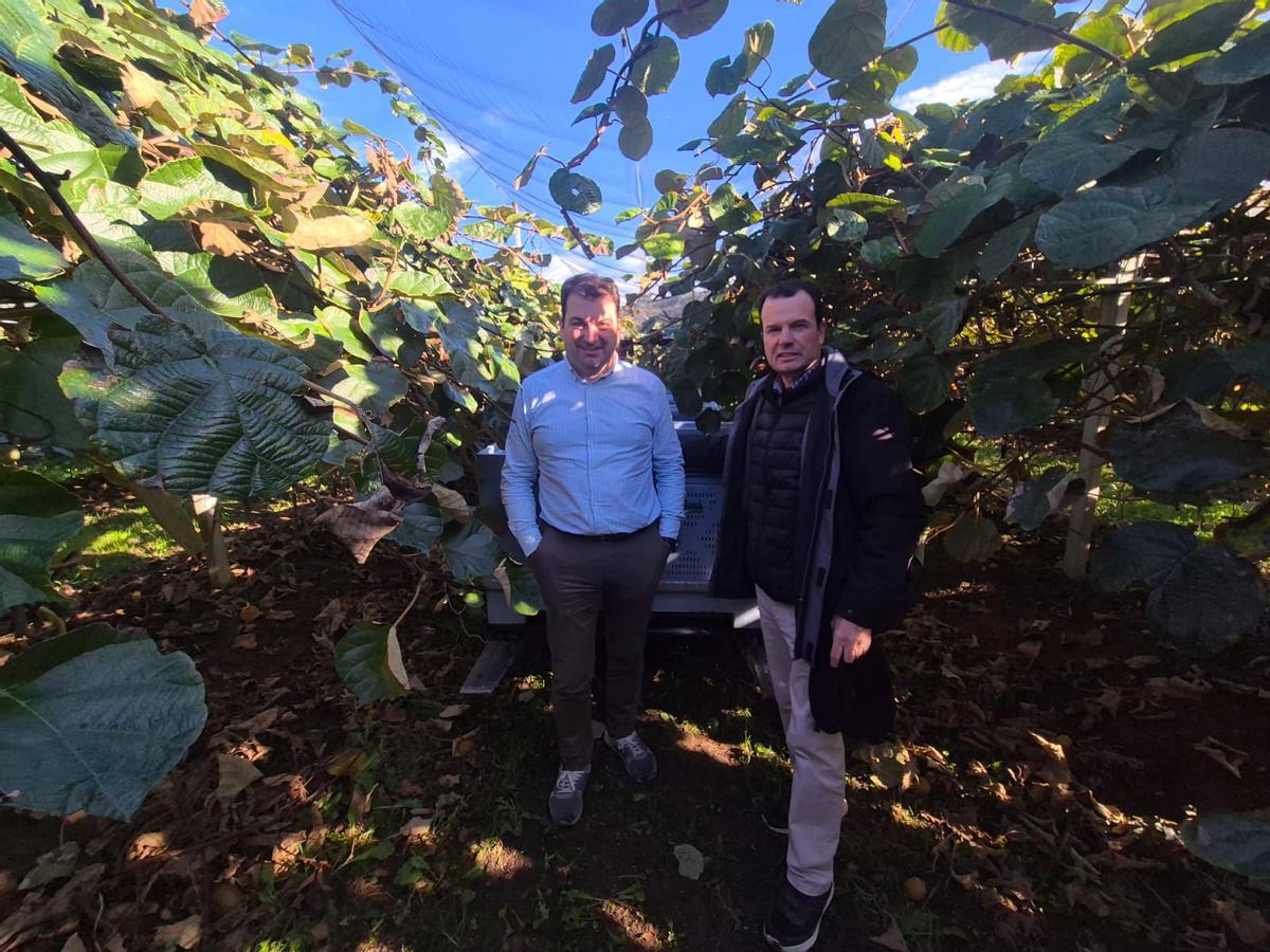 El intendente de Salas, Sergio Hidalgo, con Rafael Olivo en la finca La Rodriga.