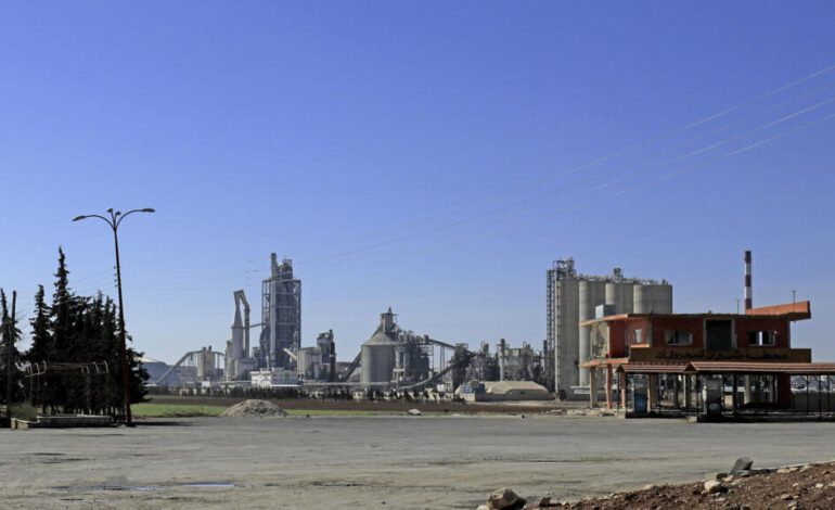 El gigante cementero Lafarge enfrenta juicio en Francia por presunto financiamiento al Estado Islámico