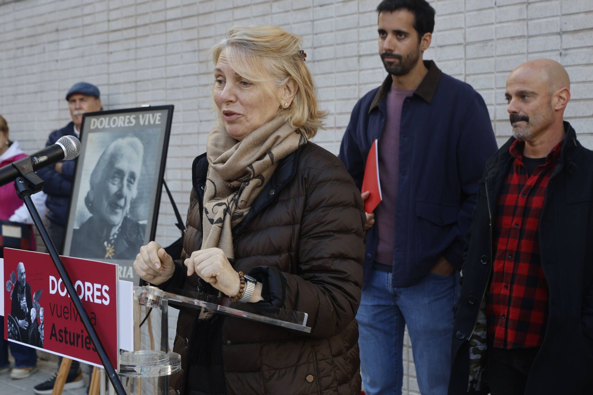 Ofrenda floral en la placa dedicada a "La Pasiflora". Organizan IU y CC OO y estará la nieta.