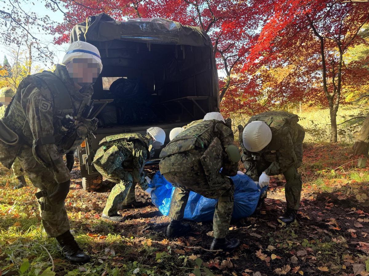 Miembros de las Fuerzas Terrestres de Autodefensa de Japón transportan un oso a un vehículo en Tokio, Japón.
