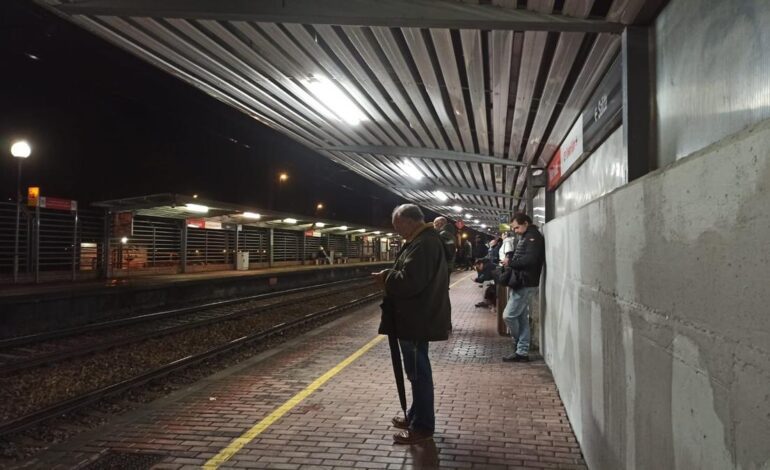 QUEJAS CERCANÍAS MIERES | «Hartazgo de los viajeros por el «abandono total» de las Cercanías en Mieres: «Coger el tren a tiempo no puede ser una lotería»